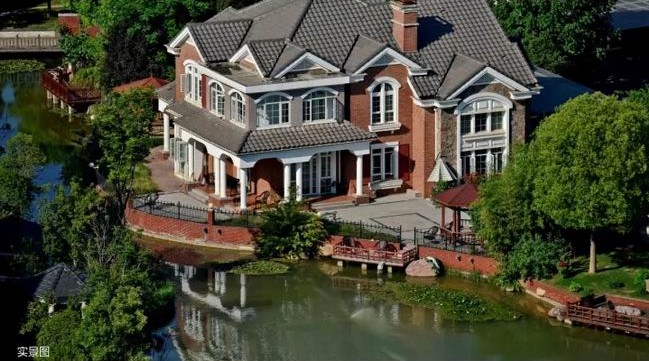 一湖潋天地，，，，，，一墅悦人生